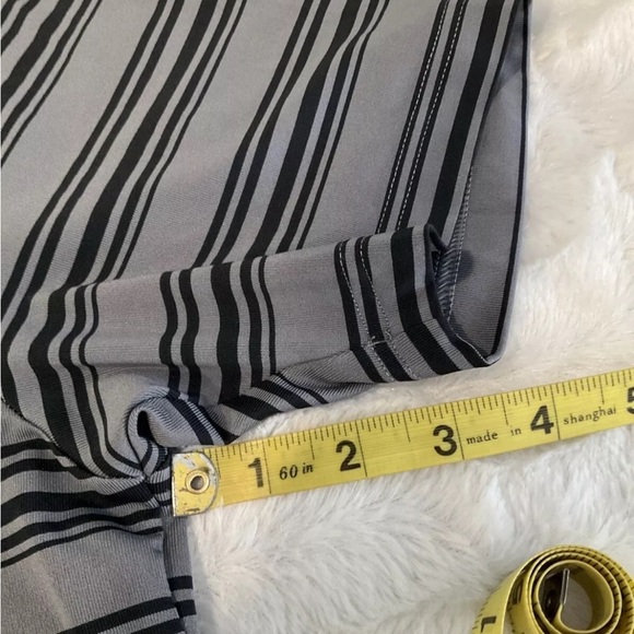 Under Armour‎ Polo Mens Medium Gray & Black Striped Loose Heatgear Golf Shirt - Picture 8 of 8